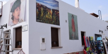 A 50 kms de Almería hay un pueblo donde las casas son lienzo de grafiteros y otros artistas
