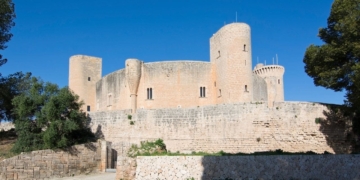 A 90 minutos de avión de Madrid se puede visitar un castillo con forma circular que recuerda al Coliseo de Roma