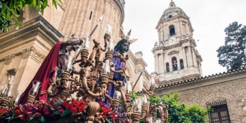 Destinos de Andalucía donde disfrutar del mar y la Semana Santa