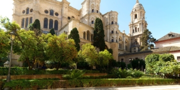 El impresionante ático de más de 2 millones de euros que se vende en Málaga: en un emblemático edificio y en pleno centro