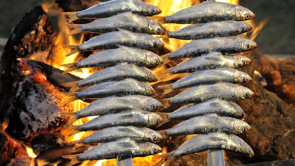 Los espetos de sardina son el icono gastronómico por excelencia del verano en Málaga