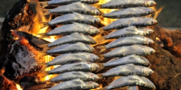 Los espetos de sardina son el icono gastronómico por excelencia del verano en Málaga