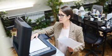 Escanea "menos documentos" que su compañera de trabajo y es despedida: el motivo real de la empresa para echarla