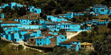 Está a 1 hora y media de Málaga y se conoce como el pueblo Pitufo: un destino diferente para Semana Santa