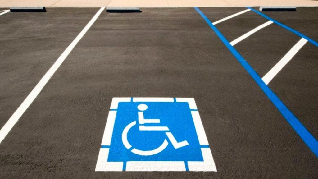 Esta es la ciudad de España donde más se multa por ocupar plazas de movilidad reducida