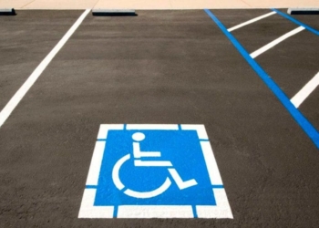 Esta es la ciudad de España donde más se multa por ocupar plazas de movilidad reducida