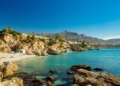 Esta es la playa más tranquila de Málaga para darte un remojón tú solo en pleno verano: a 60 km de la ciudad