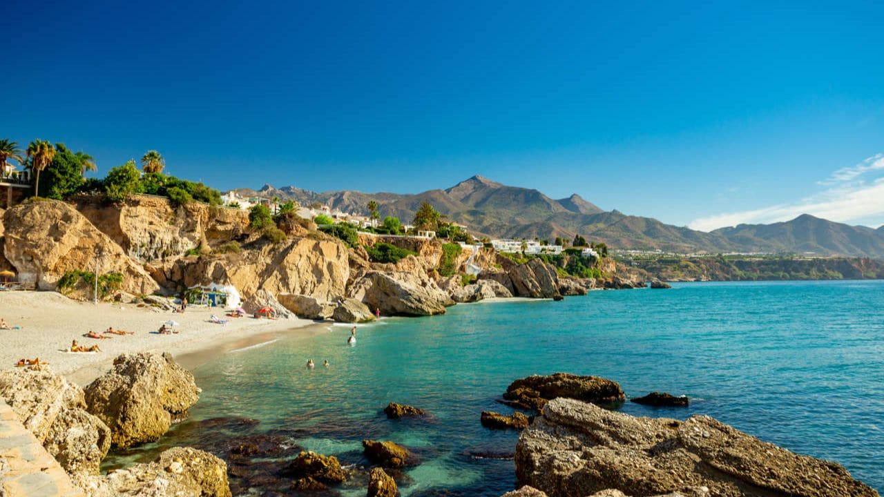 Esta es la playa más tranquila de Málaga para darte un remojón tú solo en pleno verano: a 60 km de la ciudad
