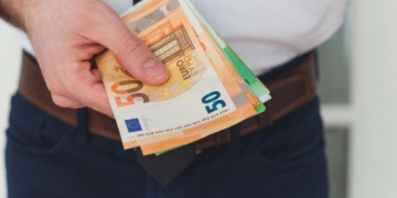 Si eres de los que guardan un sobre con dinero en casa, preocúpate problema inminente con Hacienda