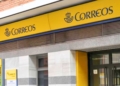 Un trabajador de Correos pide un cambio de turno para cuidar de su bebé y su abuela con discapacidad y la empresa denega la petición