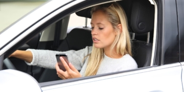 DGT: Nueva advertencia de la Guardia Civil sobre usar el móvil mientras conduces