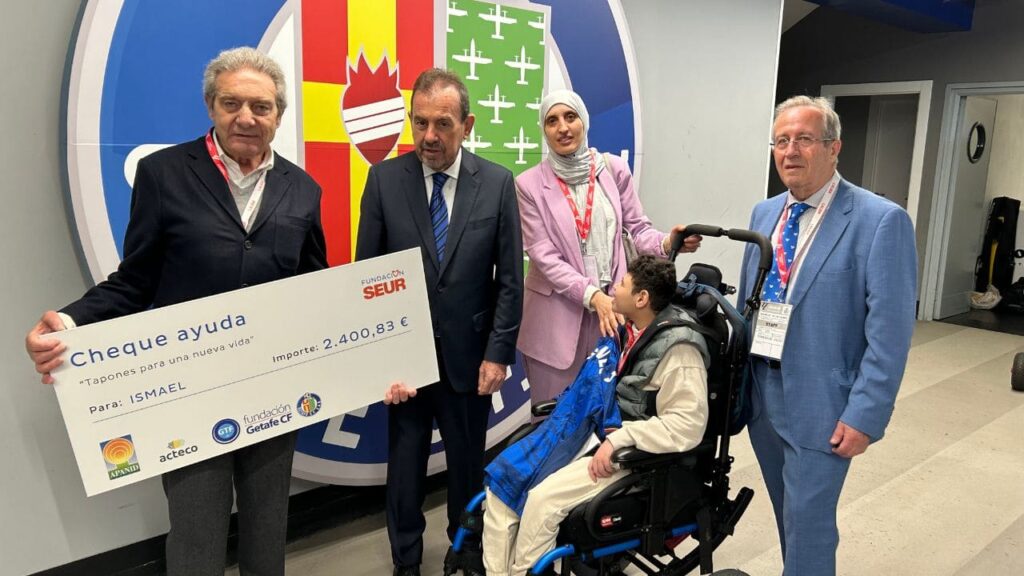 Ismael, un niño con encefalopatía genética, recibe la ayuda de Fundación SEUR