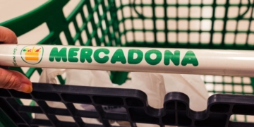 Mercadona lo reconoce: este es el mejor producto para hacer frente a un apagón eléctrico - Licencia Adobe Stock