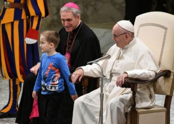 El momento que un niño con autismo se acercó al papa Francisco