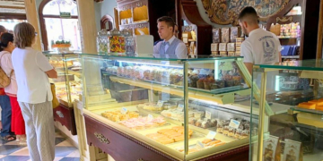 Pasan todas las cofradías por ahí y es la pastelería más famosa de toda Sevilla