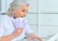 ¿Eres jubilado? Hay una ayuda de 525 euros que te está esperando