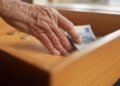 Una persona guardando dinero para su jubilación