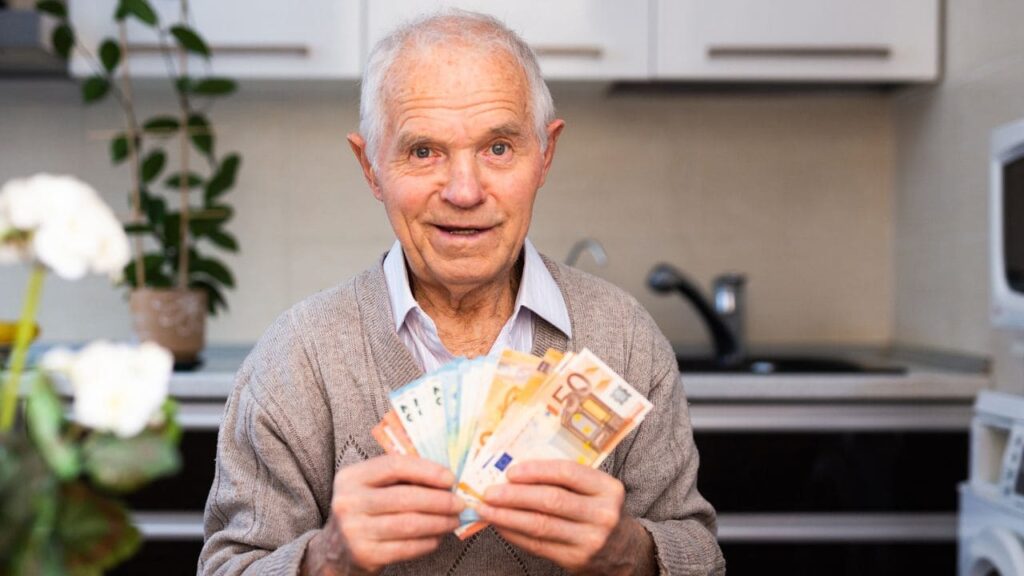 Todas las personas mayores de 65 años pueden acceder a esta pensión de jubilación