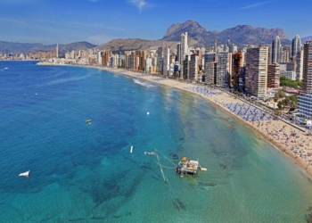 Las personas mayores pueden viajar por 50 euros a Benidorm en 2025