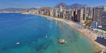 Las personas mayores pueden viajar por 50 euros a Benidorm en 2025