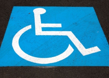 Las personas que aparque indebidamente en una plaza PMR pueden recibir una multa