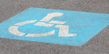 La Policía Local de Ibiza controla el uso de la tarjeta aparcamiento PMR