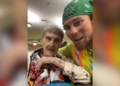 Joven hacer que su abuela con Alzheimer le recuerde