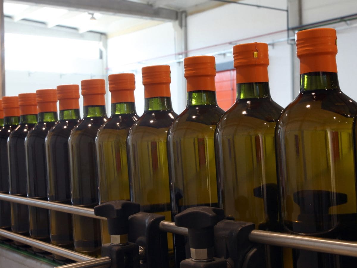 Adiós a dos marcas de aceite de oliva retiradas del mercado por normativa internacional