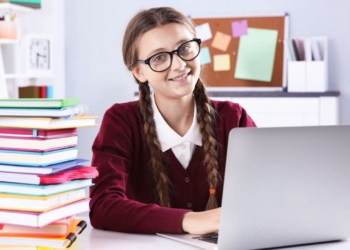 Pedro Sánchez anuncia una ayuda directa de 100 euros para la compra de gafas y lentillas de menores de 16 años
