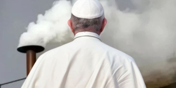 El Vaticano anuncia con una fumata blanca que hay un nuevo Papa