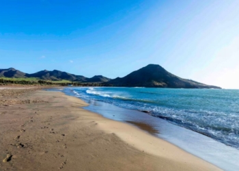 No es la Playa de los Muertos pero es la segunda más visitada de Almería: de arena dorada y aguas tranquilas