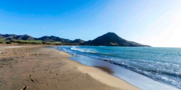 No es la Playa de los Muertos pero es la segunda más visitada de Almería: de arena dorada y aguas tranquilas