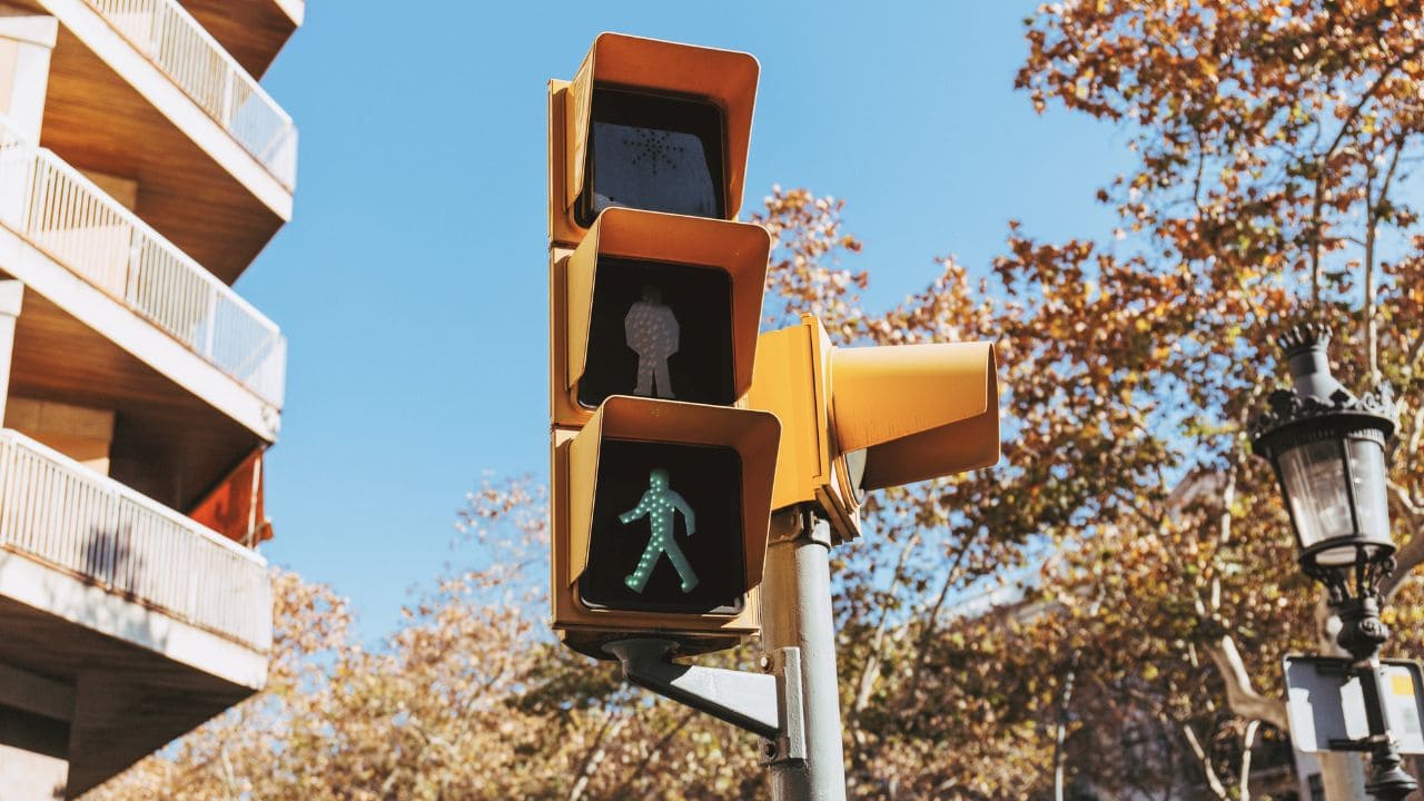 Cádiz instala avisadores acústicos en los semáforos como apoyo para personas con discapacidad visual