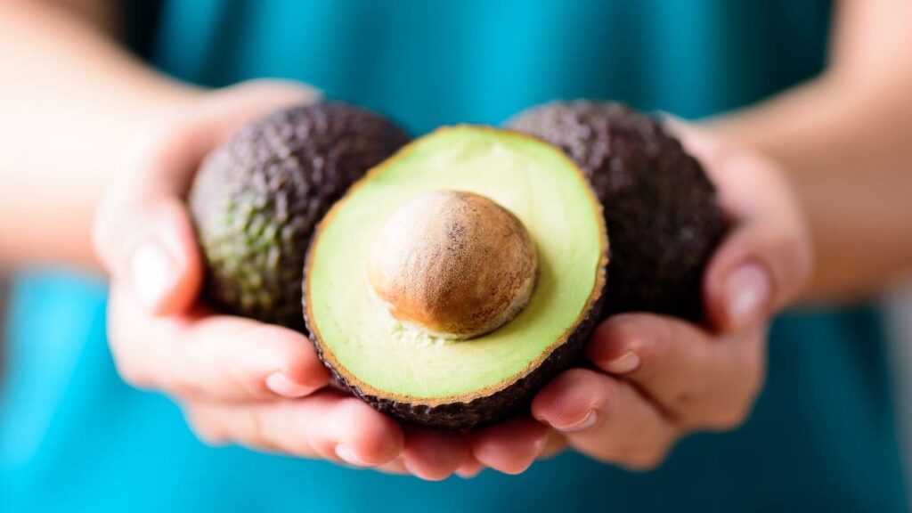 Si ves esto al abrir un aguacate, no lo comas: tíralo directamente a la basura