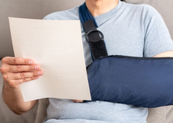 Trabajador finge baja laboral por incapacidad temporal