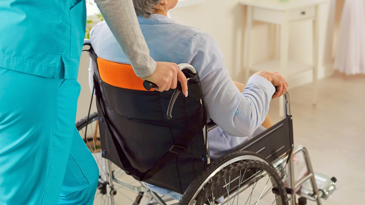 Óscar Ramón, abogado laboralista: "¿Puede una cuidadora 'autodespedirse' por los insultos de un empleador?"