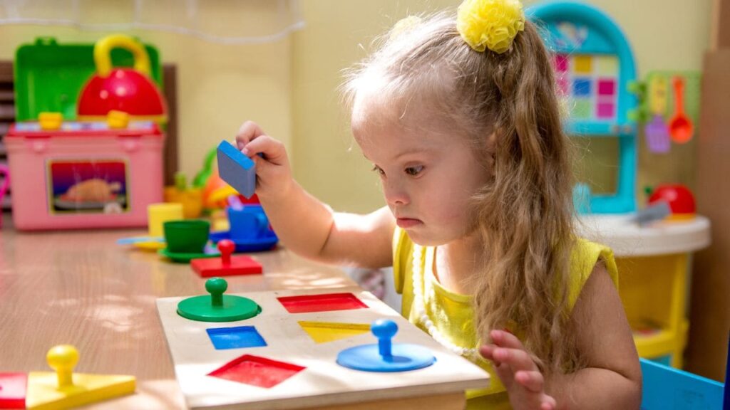 La Junta de Castilla y León refuerza el compromiso de ayuda para niños con discapacidad y niños con síndrome de Down