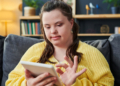 Cursos fáciles y gratuitos para personas con discapacidad intelectual: así es la web de Plena inclusión