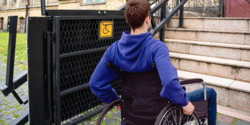 Tengo movilidad reducida: ¿qué puedo hacer si mis vecinos se niegan a adaptar el edificio?