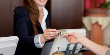 La recepción de un hotel pide a un viajero que escanee su DNI: "Es que si no lo escaneo me va a dar usted mucho trabajo"