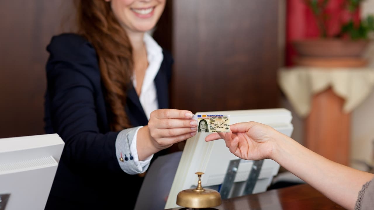 La recepción de un hotel pide a un viajero que escanee su DNI: "Es que si no lo escaneo me va a dar usted mucho trabajo"