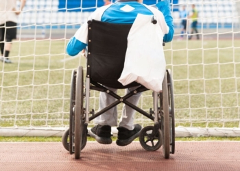 Un futbolista se queda en silla, 80% grado de discapacidad y dependiente tras la patada de otro jugador