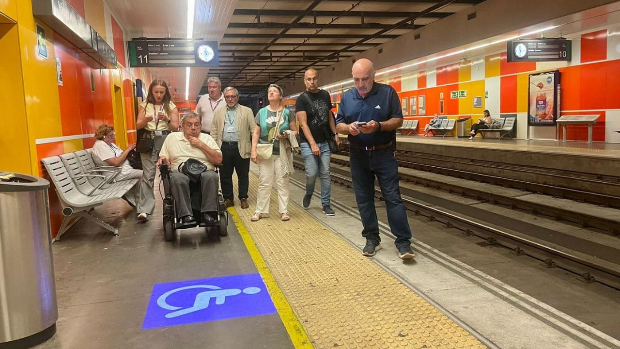 España va a mejorar la accesibilidad de los trenes para personas con movilidad reducida con una proyección luminosa