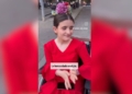 Una niña con discapacidad cuenta su historia en silla de ruedas en la Feria de Sevilla