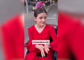 Una niña con discapacidad cuenta su historia en silla de ruedas en la Feria de Sevilla
