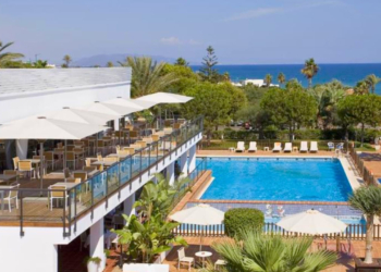 Toma nota de estos paradores con playa para tus próximas vacaciones de verano