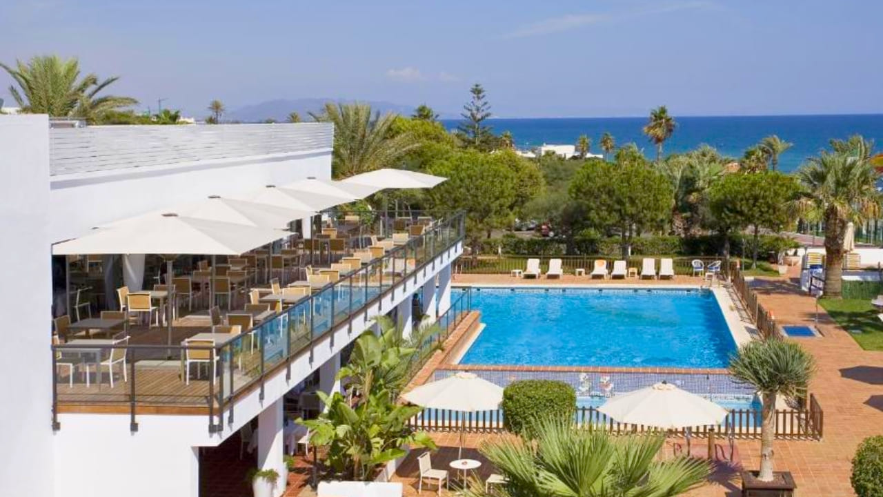 Toma nota de estos paradores con playa para tus próximas vacaciones de verano