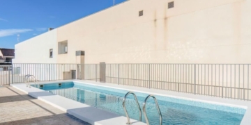 Solvia busca con urgencia un comprador para este piso con piscina por solo 70.000 euros / Solvia