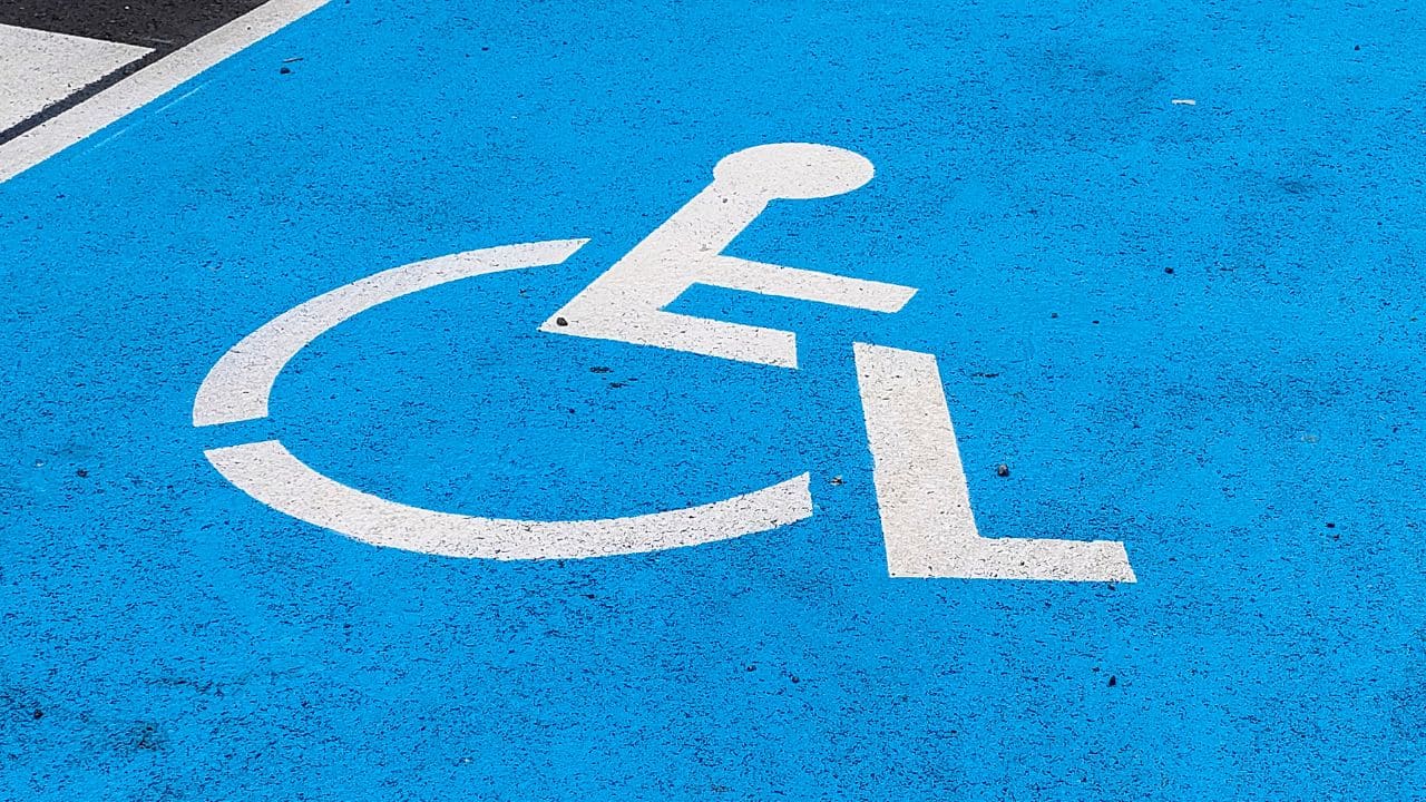 Plaza reservada para personas con discapacidad con tarjeta PMR