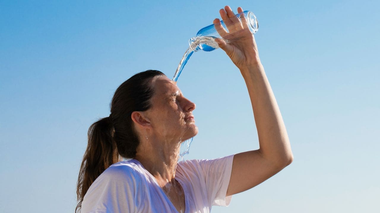 10 recomendaciones ante una ola de calor ante la llegada del verano 2025